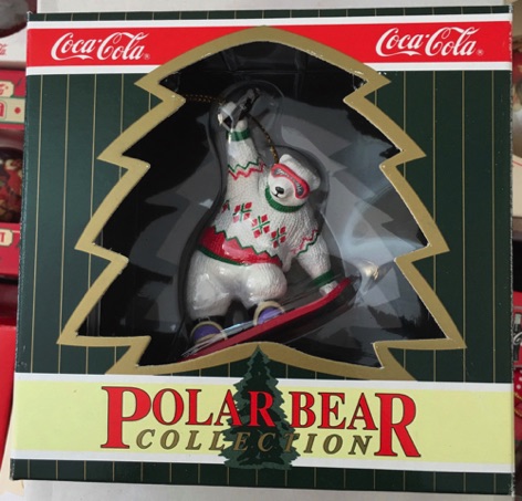 45135-2 € 10,00 coca cola ornament ijsbeer op snowboard.jpeg